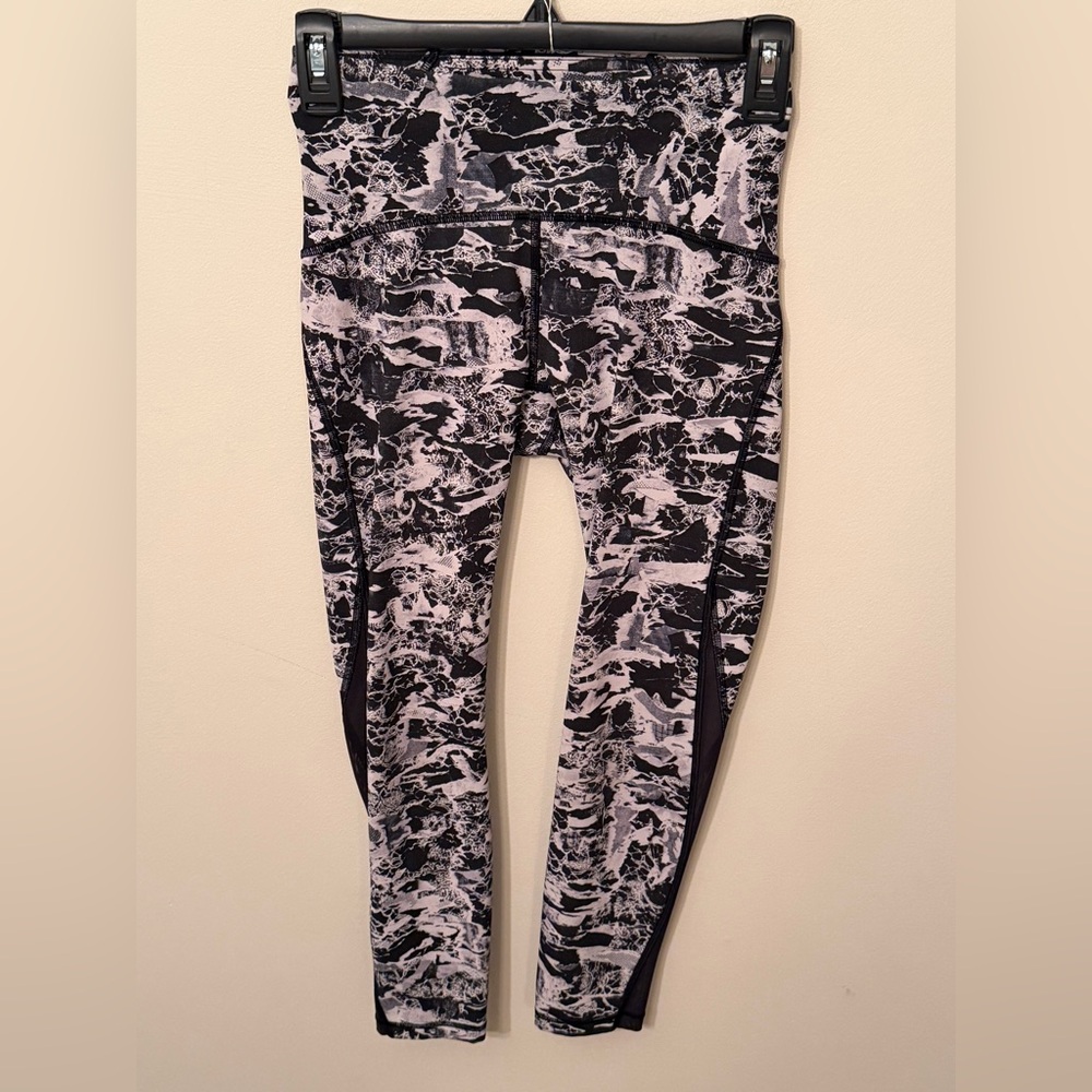 💗 Lululemon Train Times HR 25” Inseam Tights In White And Black Size 4